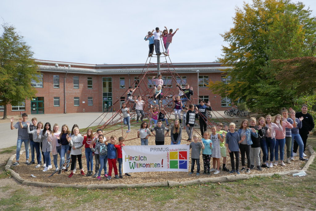 PRIMUS Schule Minden 1 Schule 1 10 mit Winken mit Banner