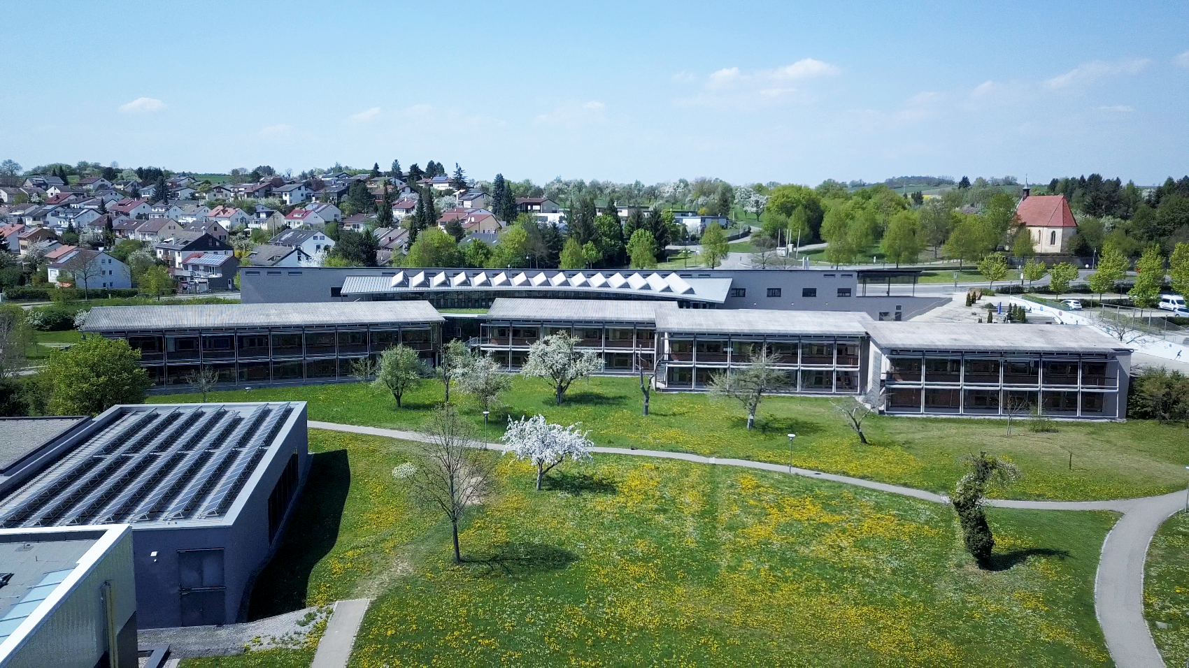 SMG Ostseite mit Wiese